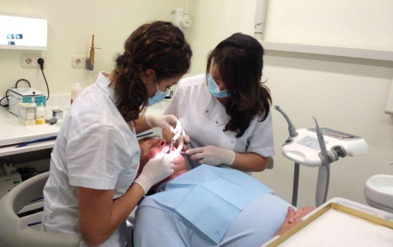 Extracting wisdom tooth. Dental Clinic Marbella.