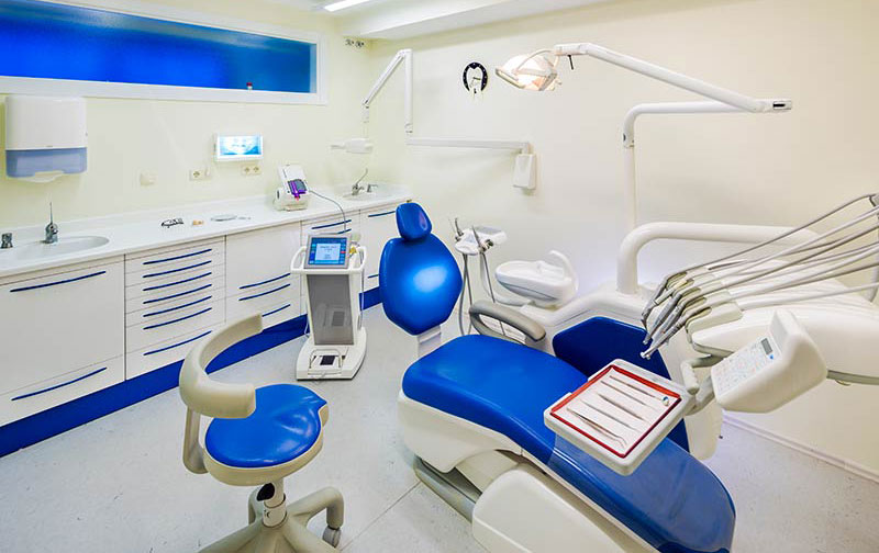 Zahnarztstuhl - Einrichtungen. Zahnarztpraxis und Klinik Dr Hotz Marbella, San Pedro de Alcántara